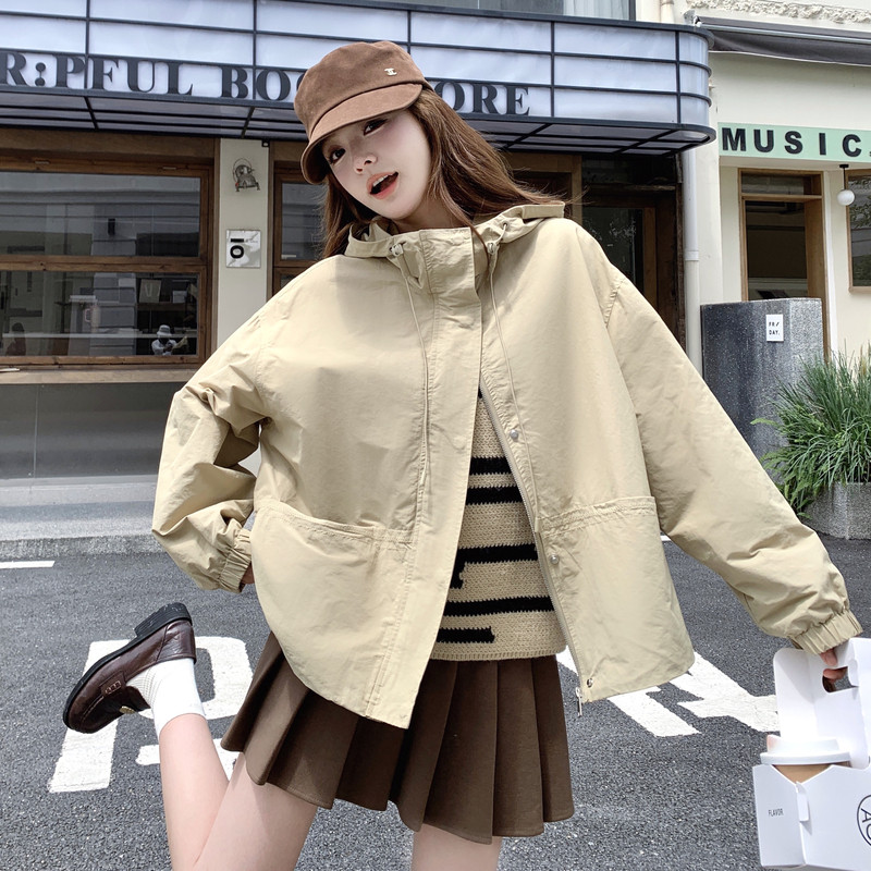 现货2026年春季新款口袋刺绣风衣外套XW722P155K238，女装短外套，浙宝171