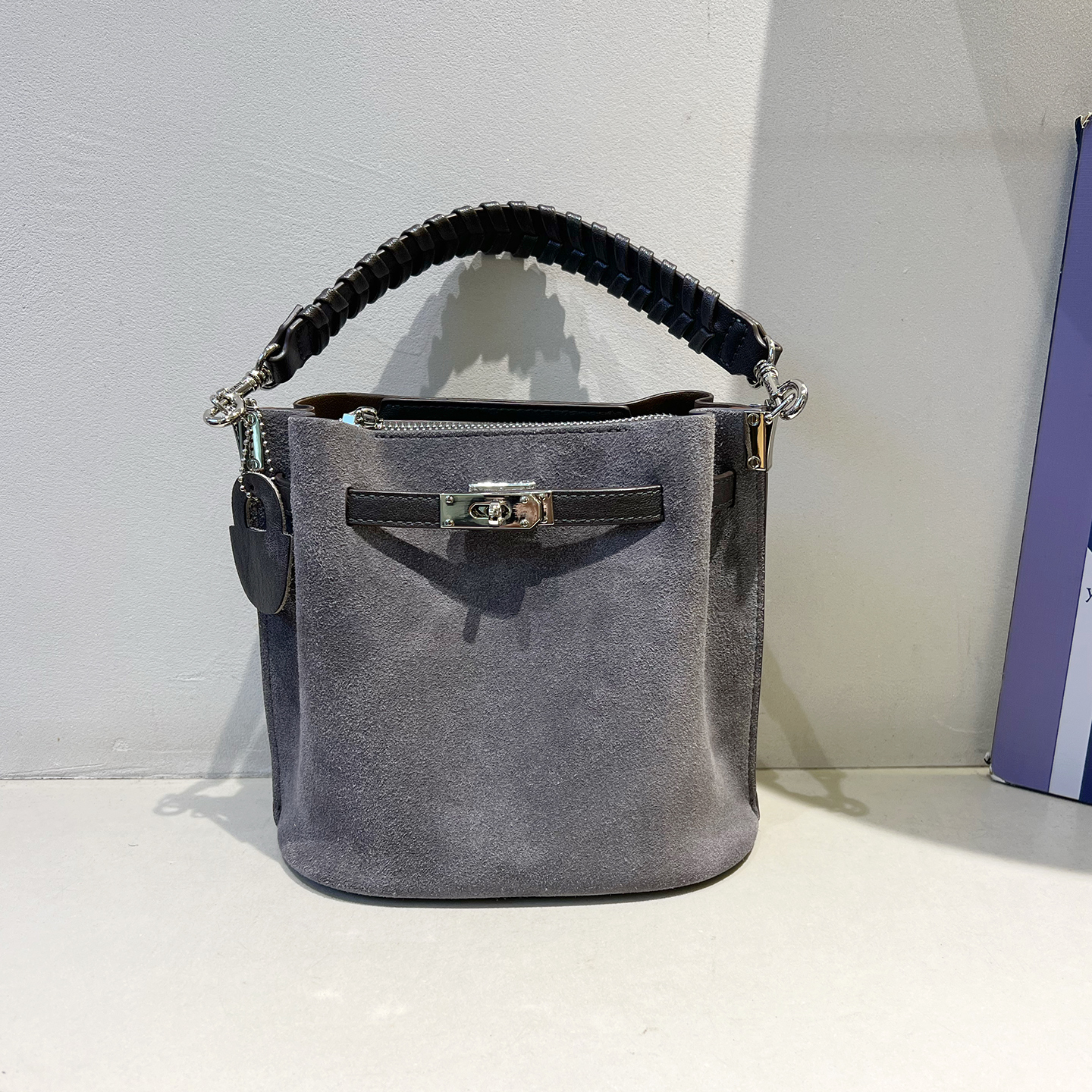 磨砂皮锁扣水桶包手提单肩斜挎包