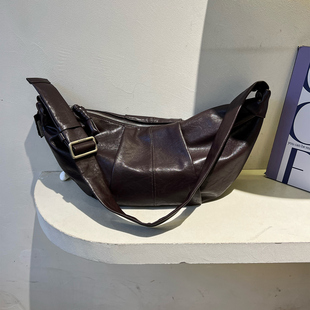 莱曼多斯慵懒风褶皱饺子包大容量牛角包女2025新款时尚百搭斜挎包