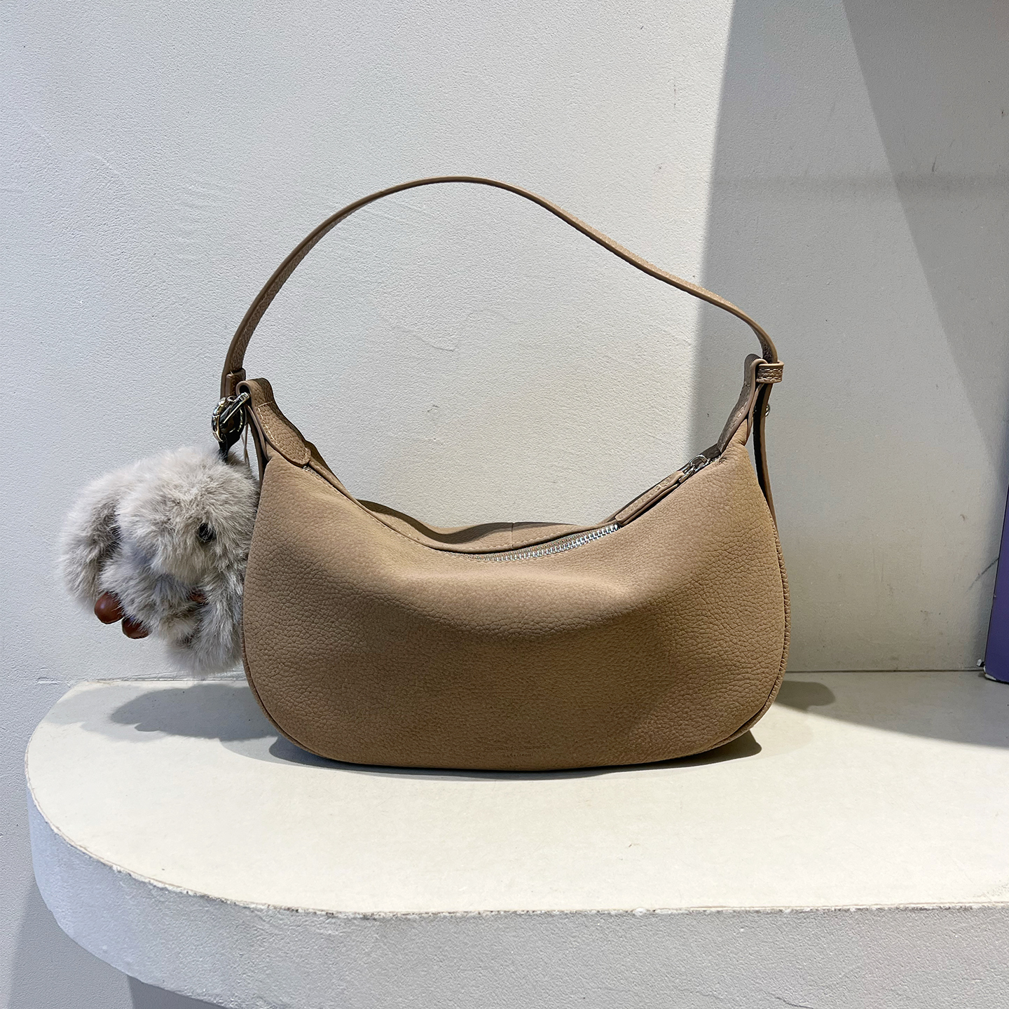 可彼娜韩版软皮腋下饺子包慵懒风单肩包女2025新款兔子挂饰斜挎包