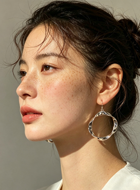 莫比乌斯扭圈耳环 小众设计感银色大耳圈 显脸小高级感通勤耳饰