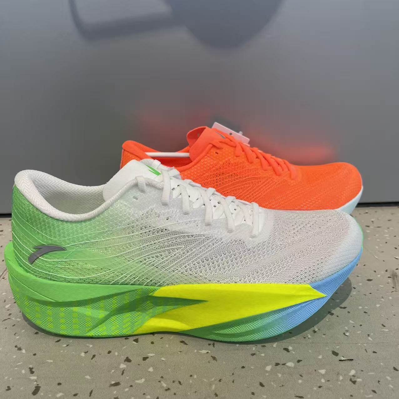 安踏C2027氮科技缓震男训练跑鞋