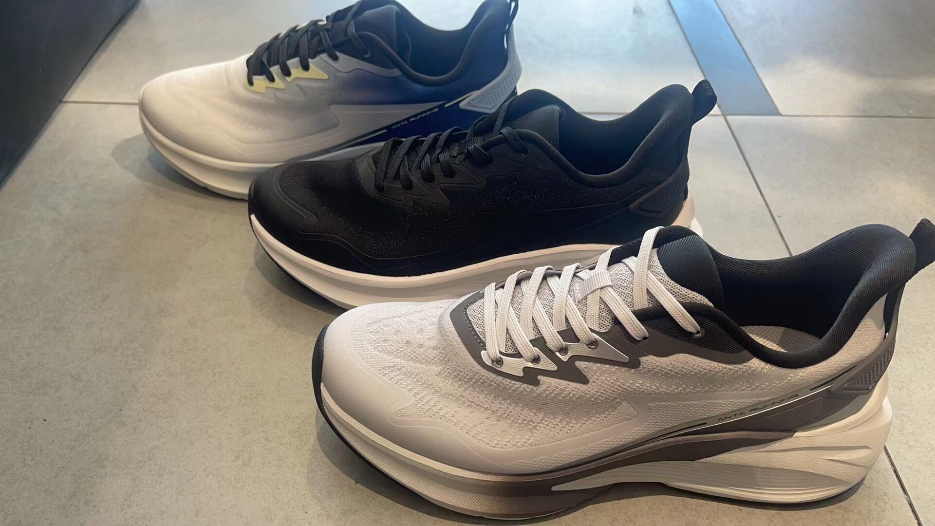 安踏云踪男2024新款缓震慢跑鞋舒适软底耐磨体侧运动鞋112415522