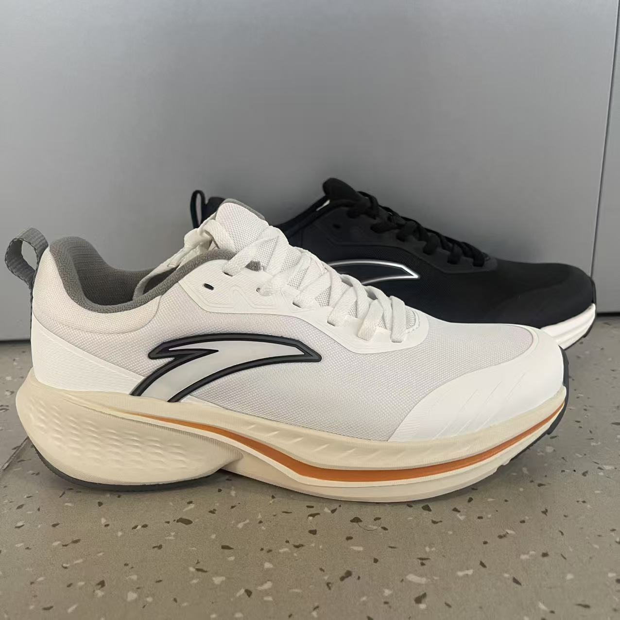 安踏2025冬云途舒适耐磨跑步鞋