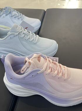 安踏2025冬女叶子厚底减震轻质运动跑步鞋122545535/122615535R