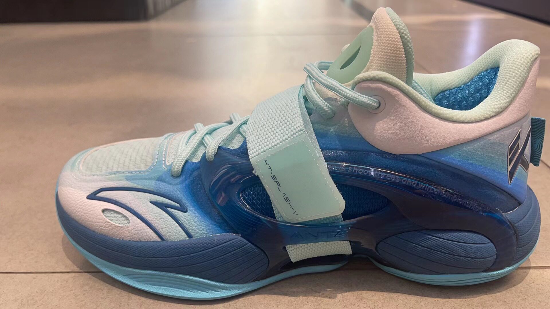 安踏水花5代v2氮科技篮球鞋实战kt男轻便回弹篮球鞋男112341108