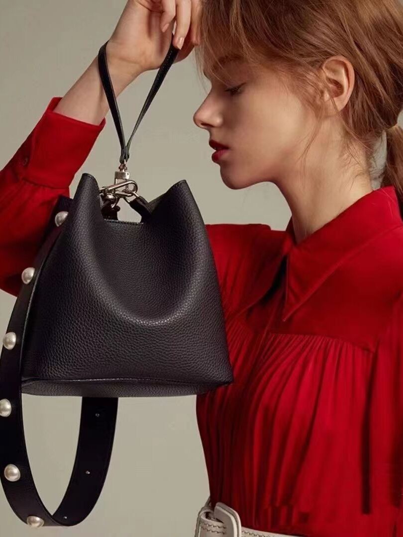 珍珠单肩水桶包PU软皮斜挎手提