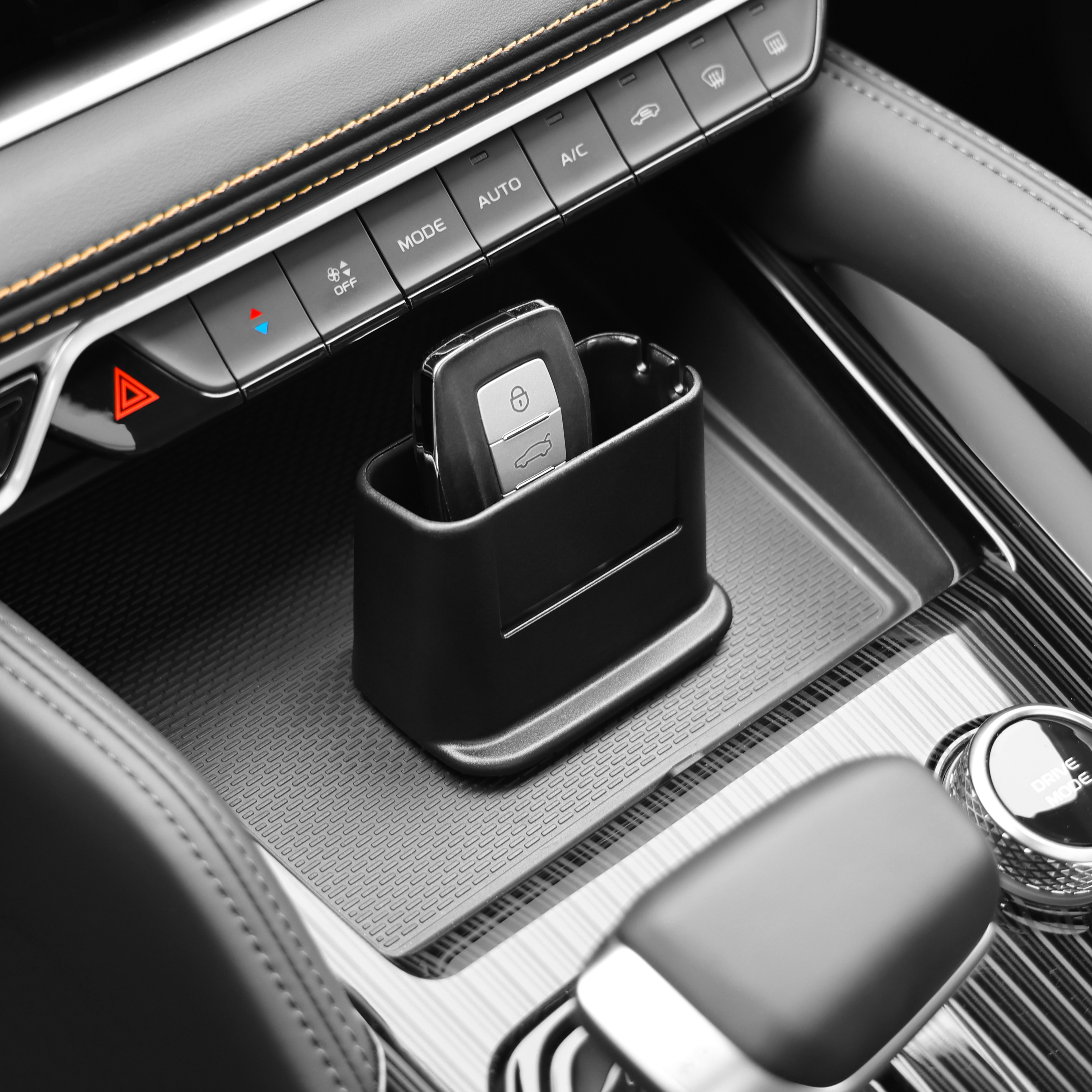 汽车钥匙收纳盒车内用品香烟储物盒仪表中控台遥控器高速卡收纳盒