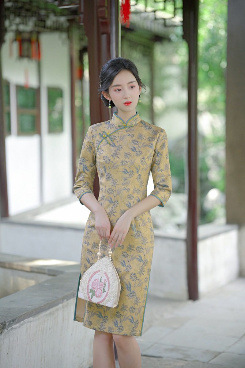 2021改良秋冬新款金银蕾丝复合麂皮绒优雅秀禾服修身显瘦中长旗袍