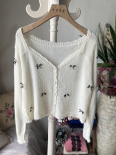 纯白色U领短款马海毛小开衫满身蝴蝶结甜美系羊毛毛衣
