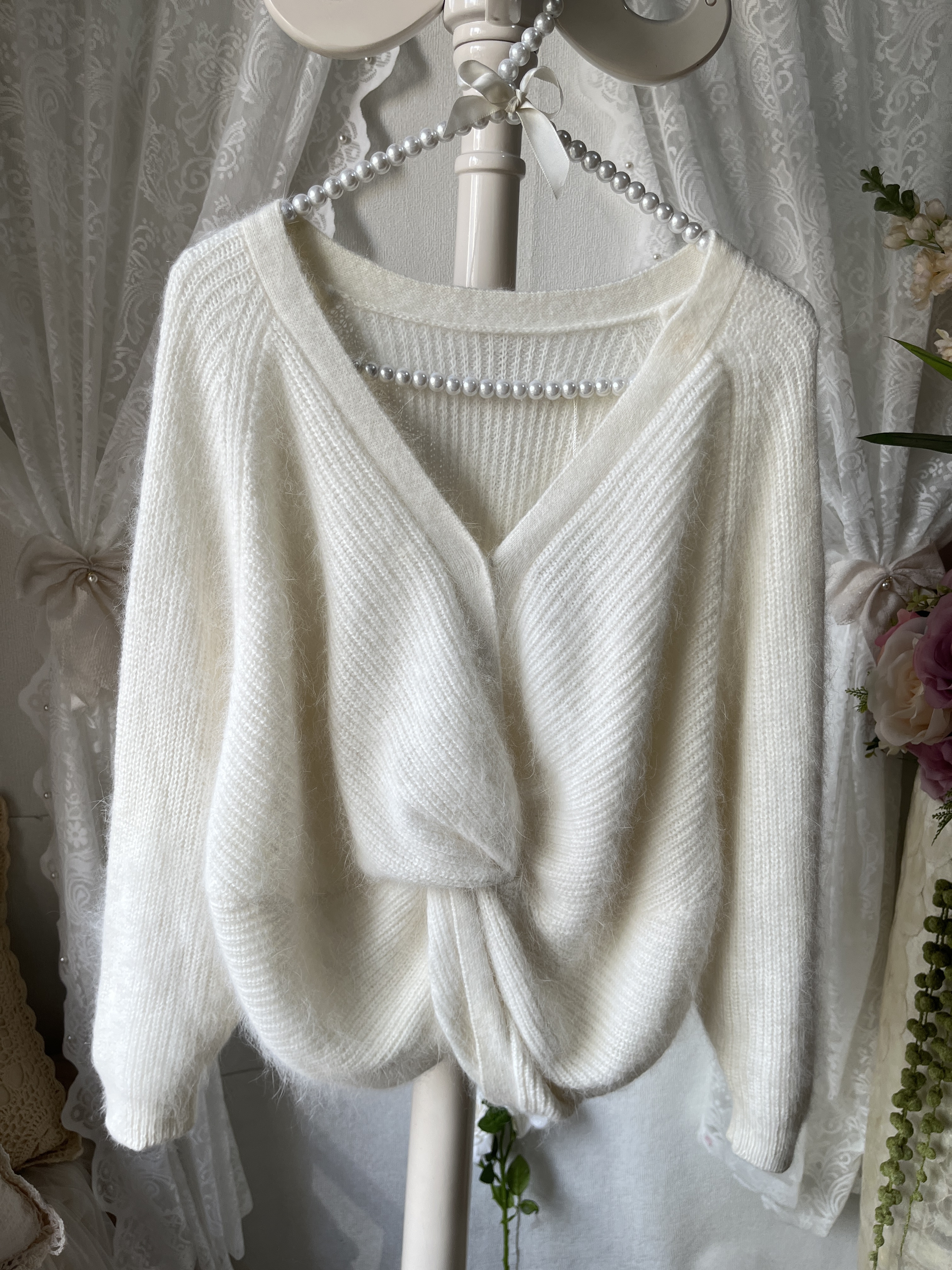 白色V领麻花秋冬新款宽松慵懒风软糯针织衫套头兔毛淑女甜美毛衣