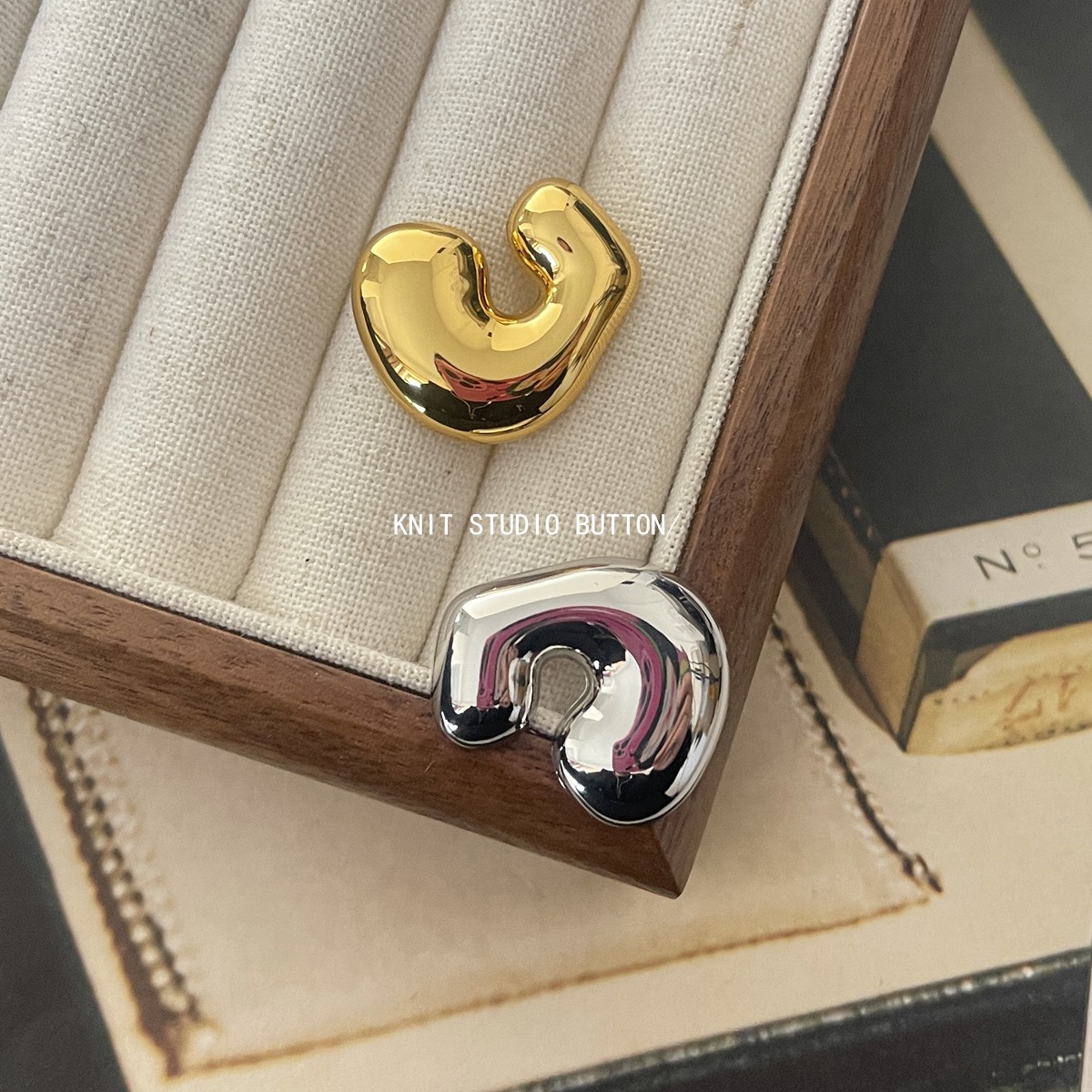 极简小香风异形C字金属纽扣