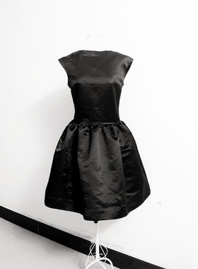 高级定制 真丝素库缎制作的经典小黑裙 一口价为制作费用
