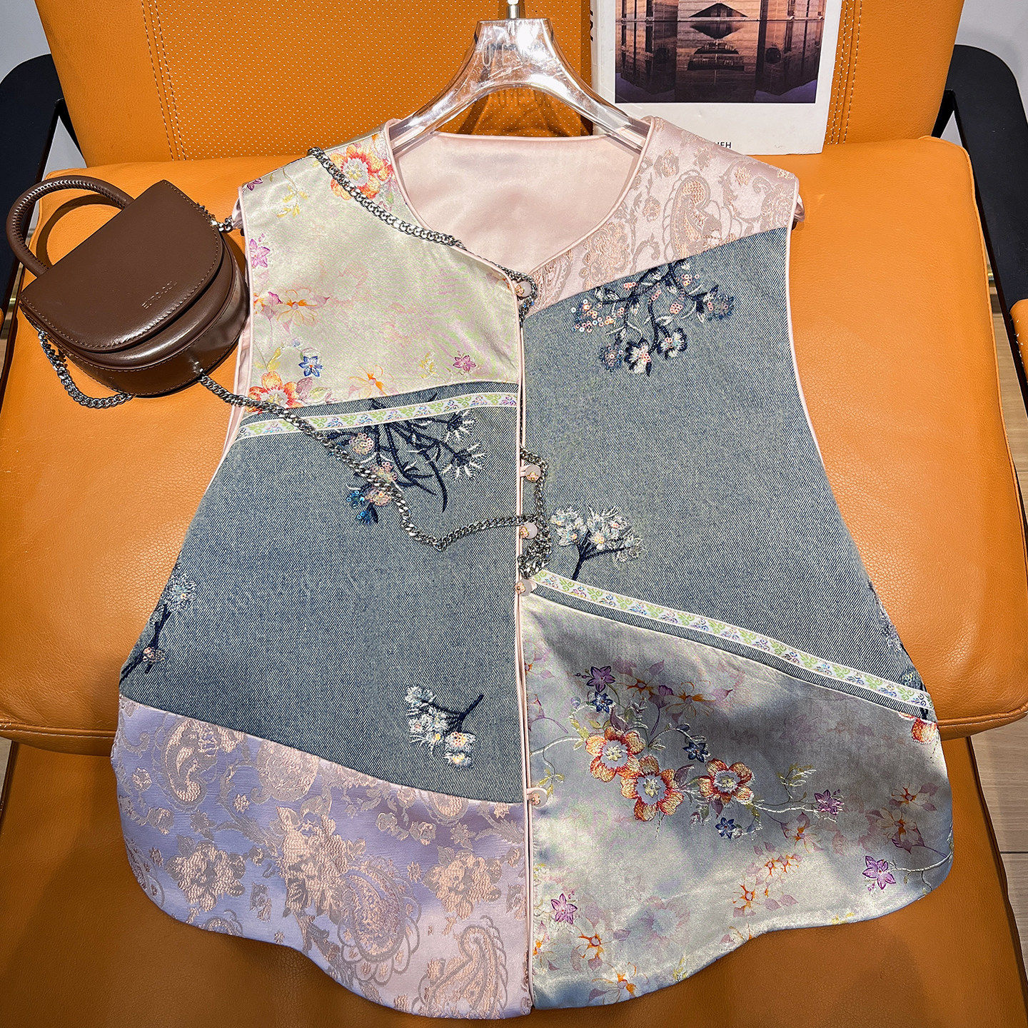 2026春装新款新中式撞色拼接刺绣弧形下摆国风马甲砍肩上衣外搭女