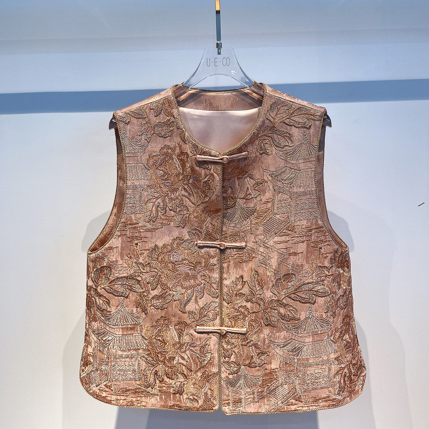 2026春装新款新中式国风百搭重工刺绣盘扣马甲叠穿坎肩女潮