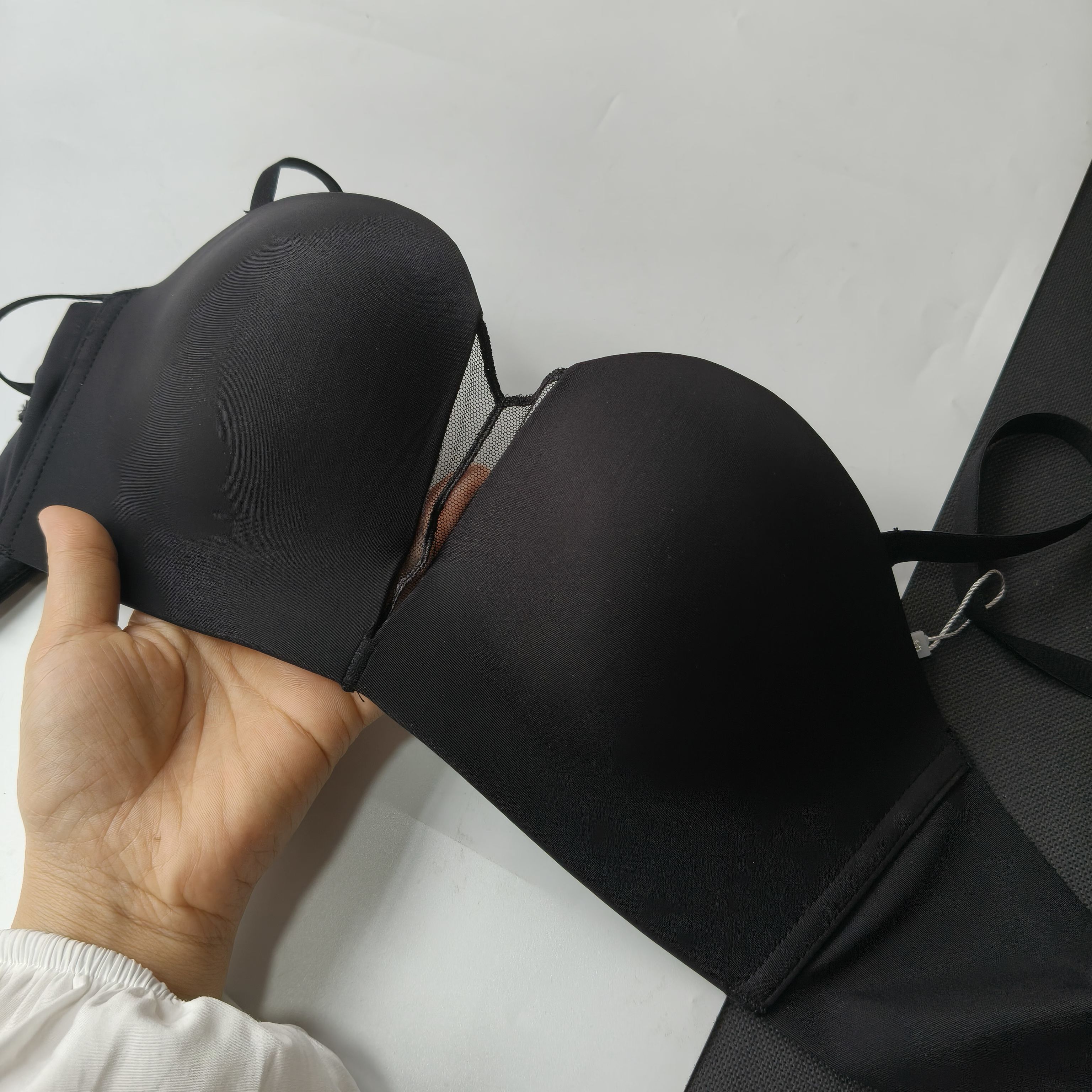 新品无肩带防滑内衣女无痕半杯小胸聚拢显大无钢圈显圆圆杯文胸罩