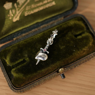 睡莲生生世世 素小众挂件 原创设计925纯银一剑穿心吊坠心碎爱心元