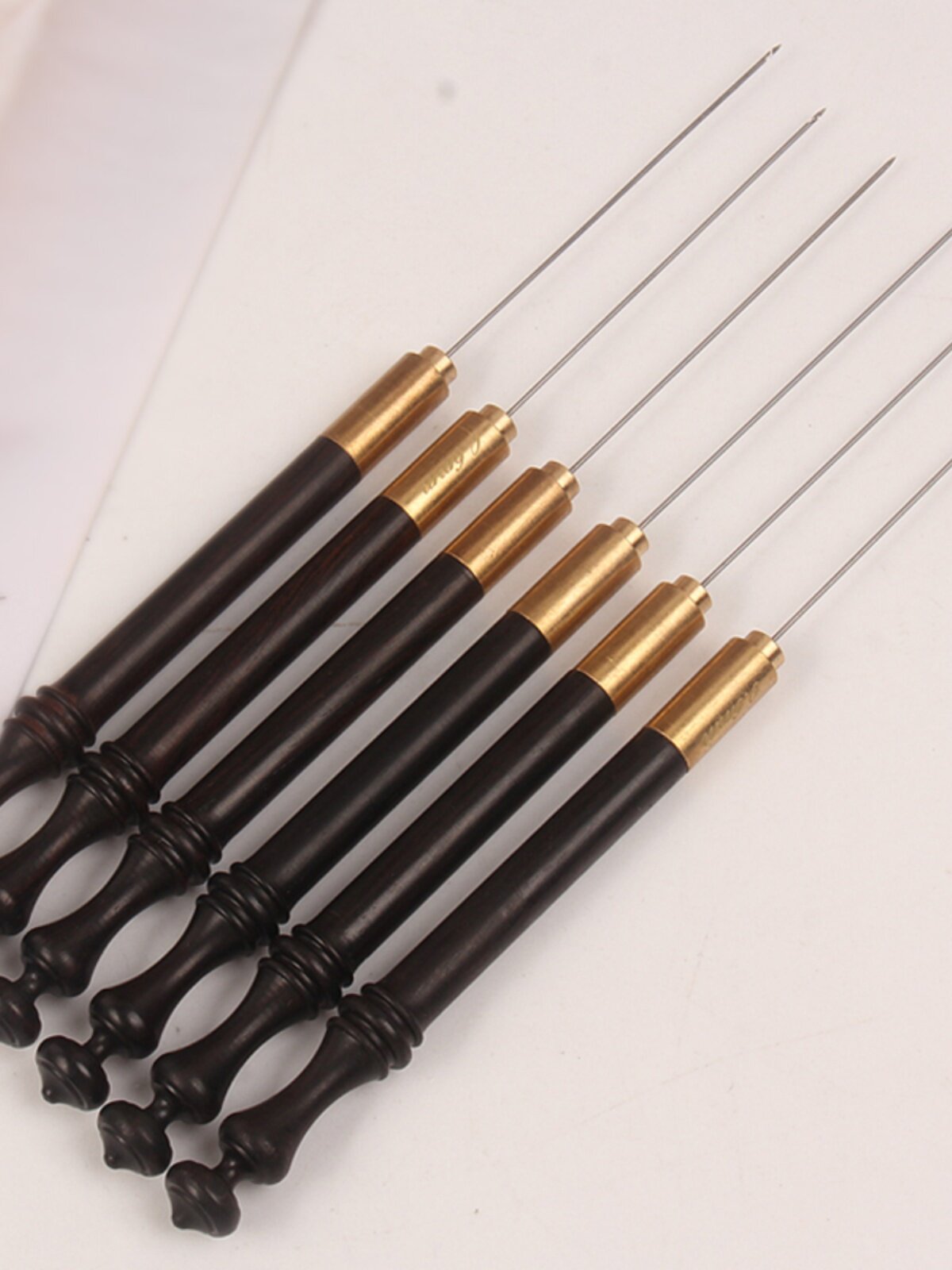 엘크씨는 인도 크로셰 뤼네빌 크로셰 레사주 자수 크로셰 후크 4개 사양을 수입합니다