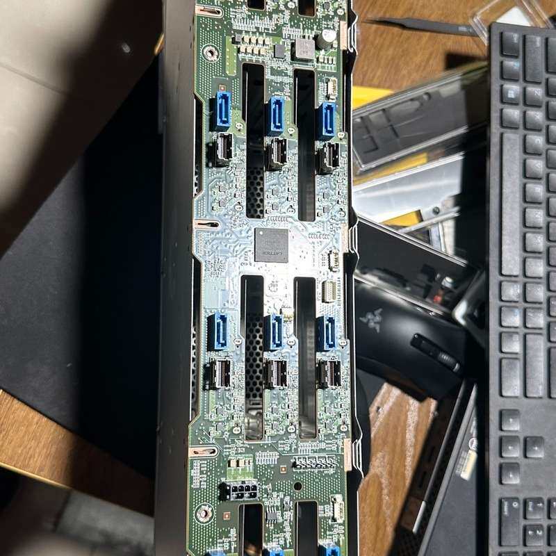 12盘u2硬盘笼 支持PCIe4.0兼容sas sata 不--议价商品