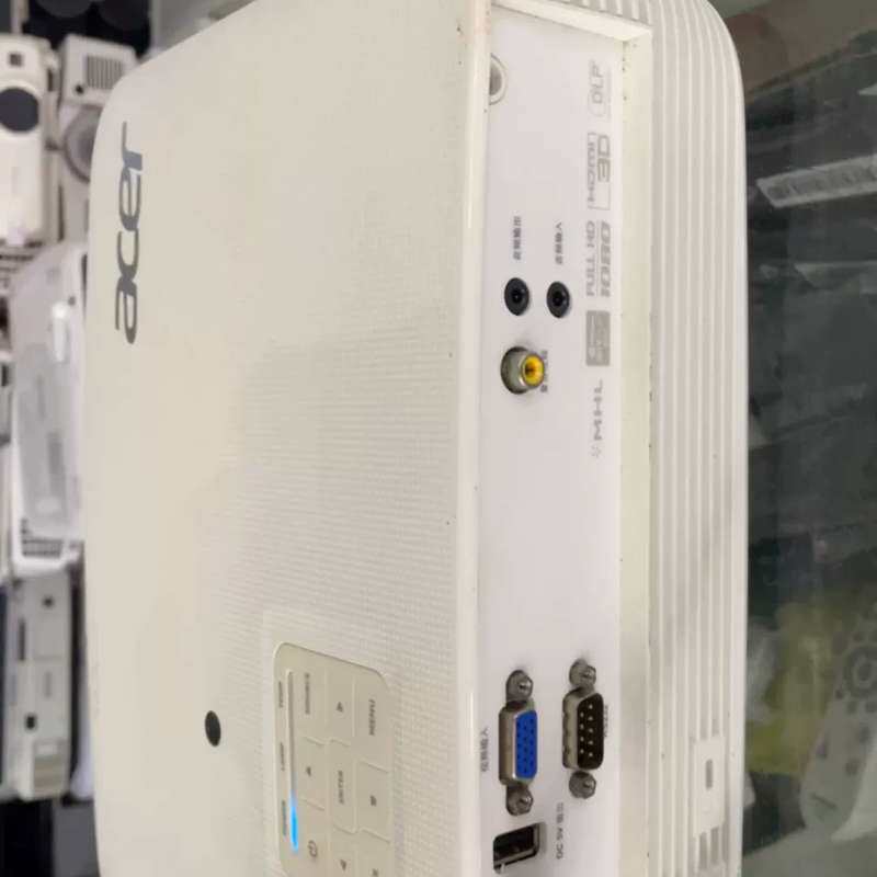 er V62高清投影仪,八新左右;换了一个新灯;效果还可--议价商品
