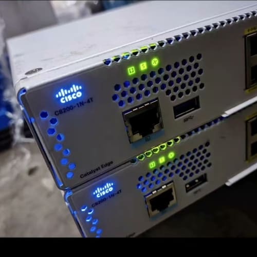 Cisco C8200L-1N-4T 路由器e二手,配有2个--议价商品