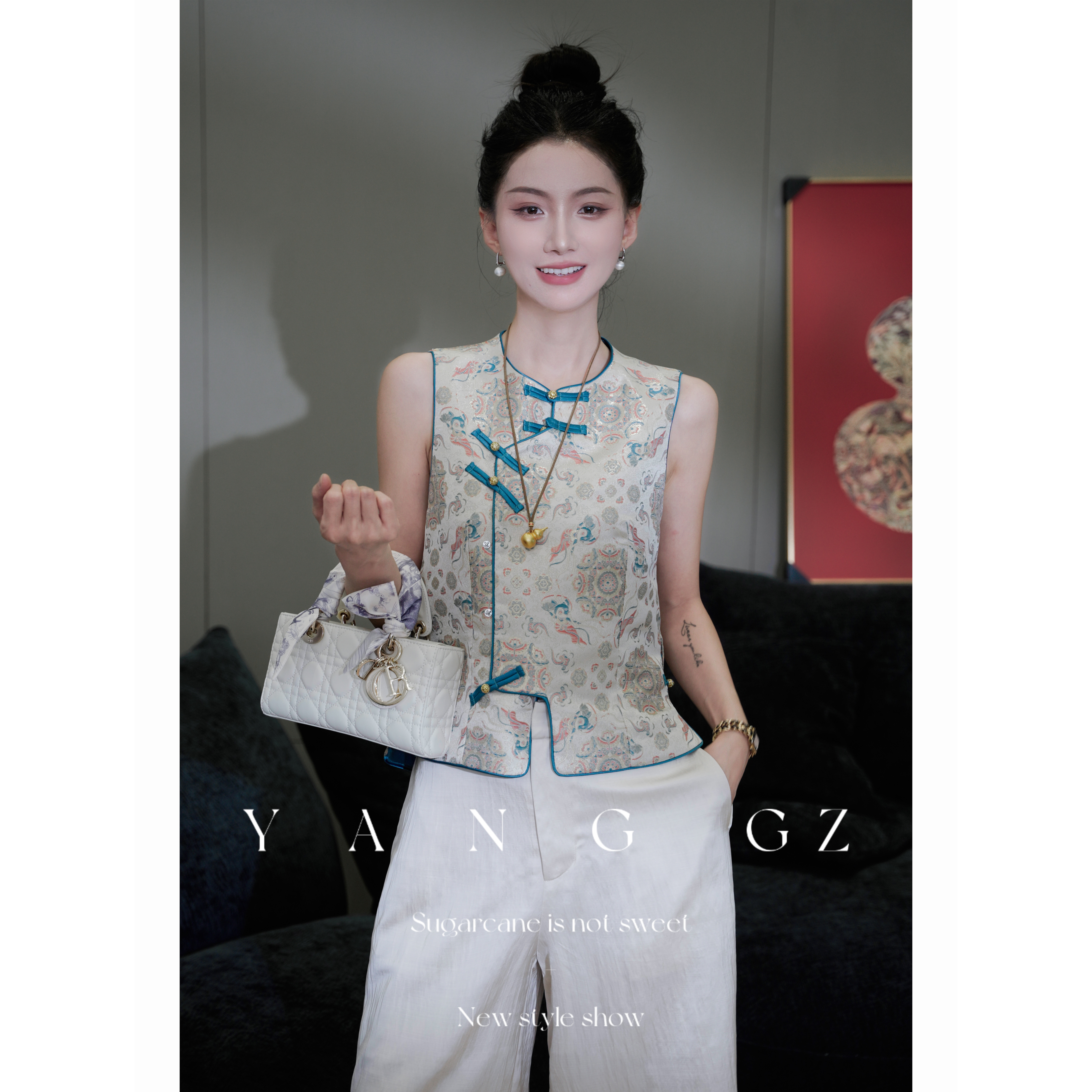 原创设计人丝祥云纹琵琶襟马甲女