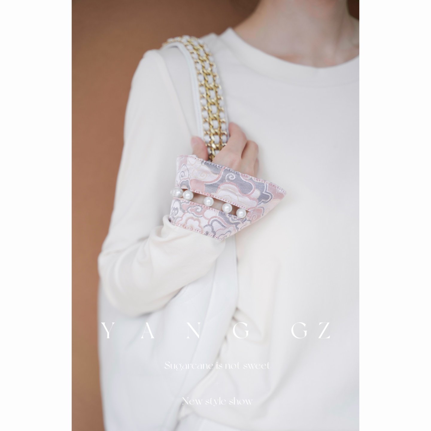 新款简约白色珠绣圆领打底上衣女