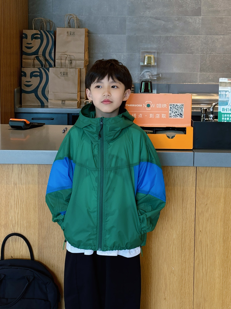 케빈 아동복 2024 여름 새 스타일 남아 중대형 아동용 한국판 컬러 블록 후드 자외선 차단 코트 얇은 재킷