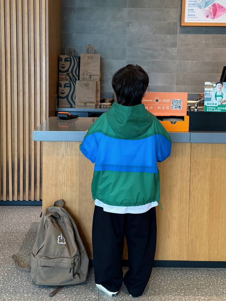 케빈 아동복 2024 여름 새 스타일 남아 중대형 아동용 한국판 컬러 블록 후드 자외선 차단 코트 얇은 재킷