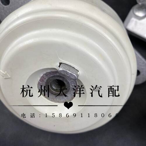 奔驰C180 C200 E200 E260 S400 GLK300 发动机机脚胶支架垫 安装
