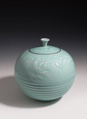 龙泉雷慧仙省大师青瓷手工作品《荷韵》茶叶罐