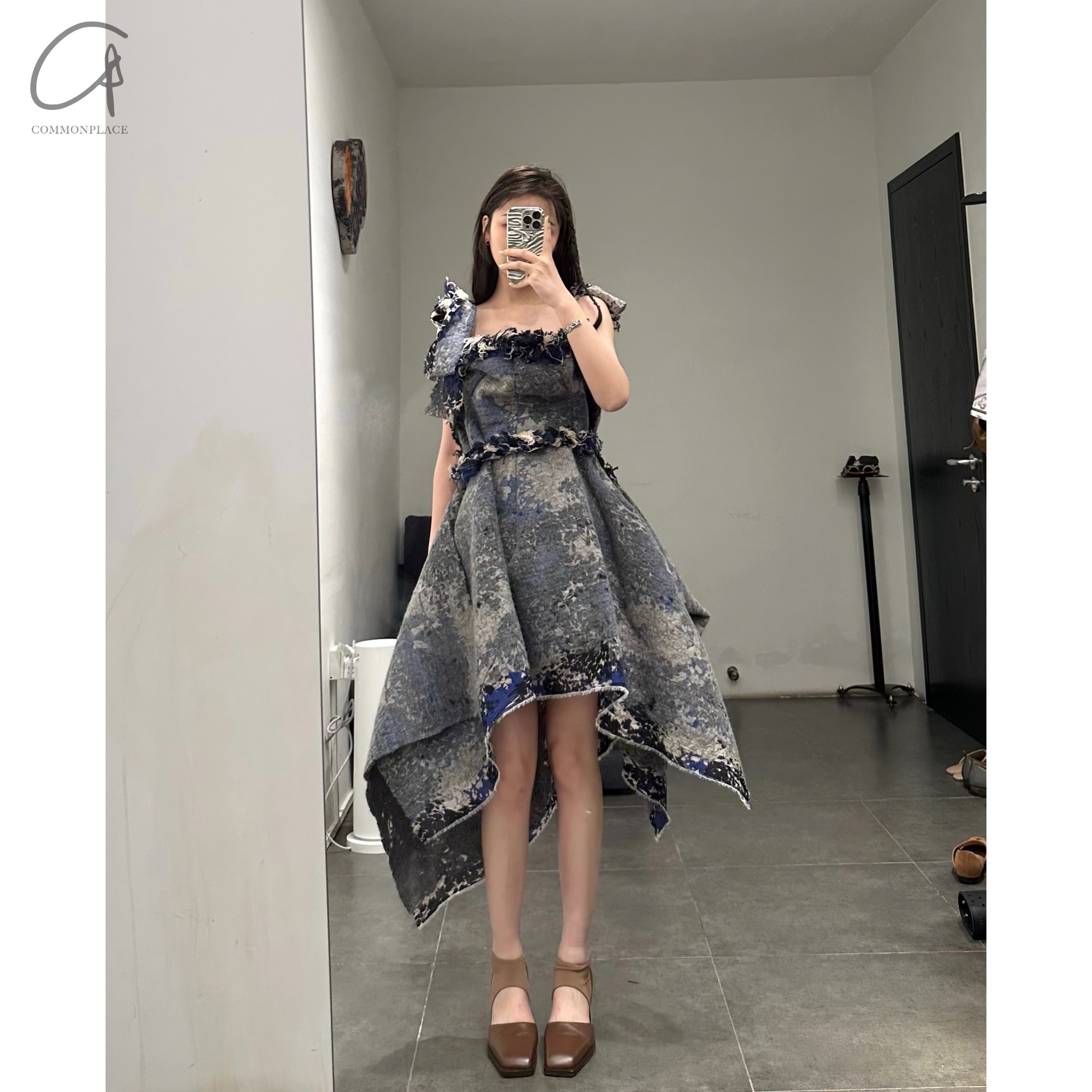 Vitelli包裹的筒裙抹胸连衣裙