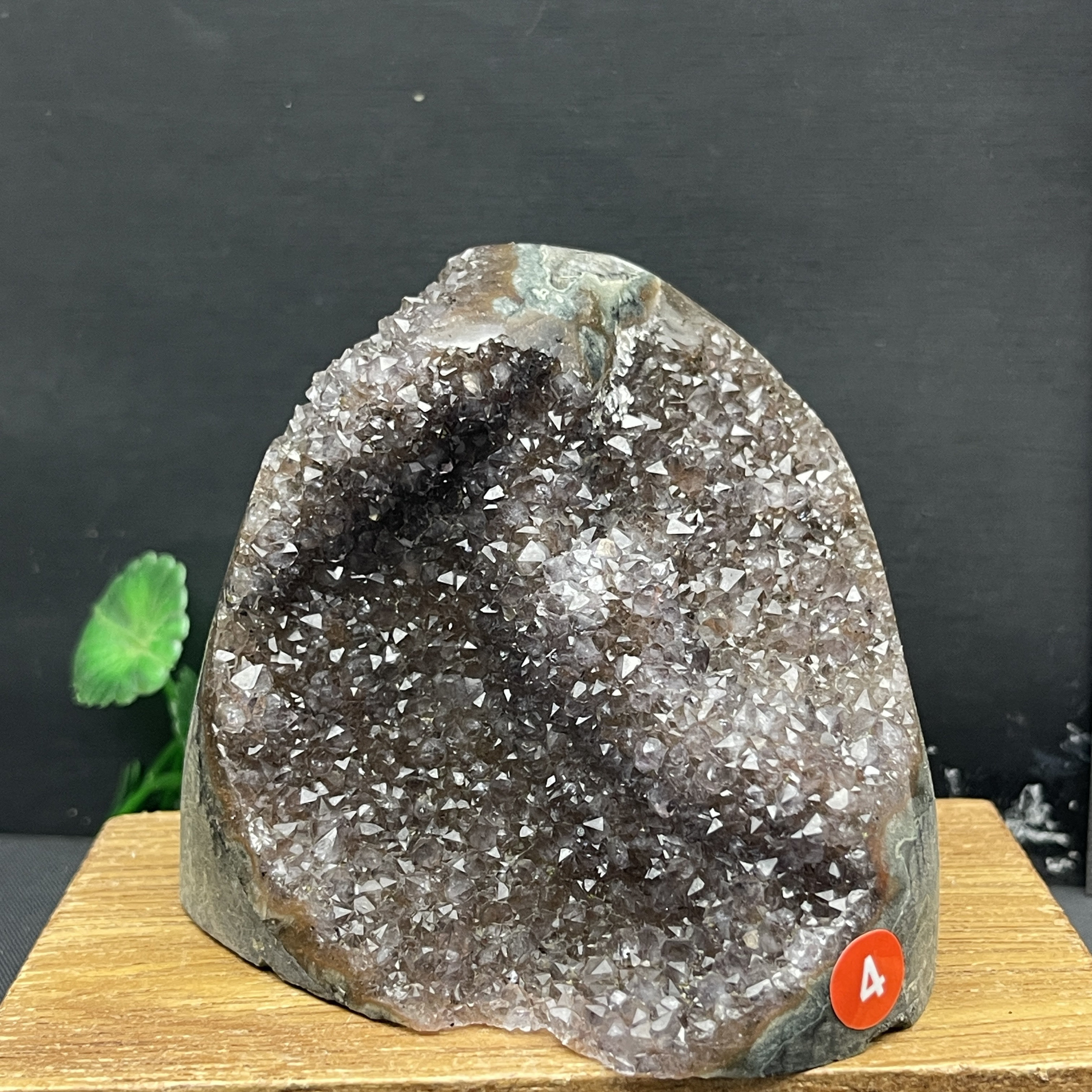 천연 우루과이 거미 숲 설탕 색깔의 크리스탈 타운 자수정 크리스탈 클러스터 이상한 돌 정화 DEGAUSSING 장식품 부티크