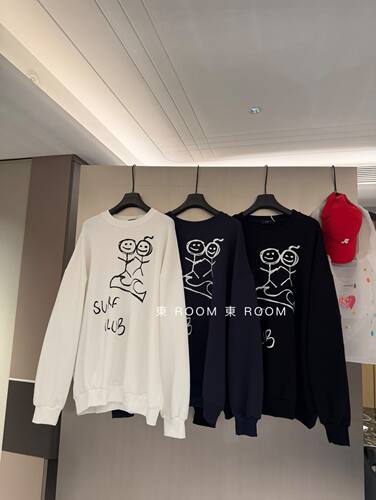 東room高定火柴人手绘卫衣落肩袖时尚字母印花长袖卫衣