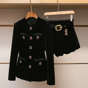 深圳南油高端女装2025冬季新款宫廷风宽肩气质丝绒外套短裤两件套
