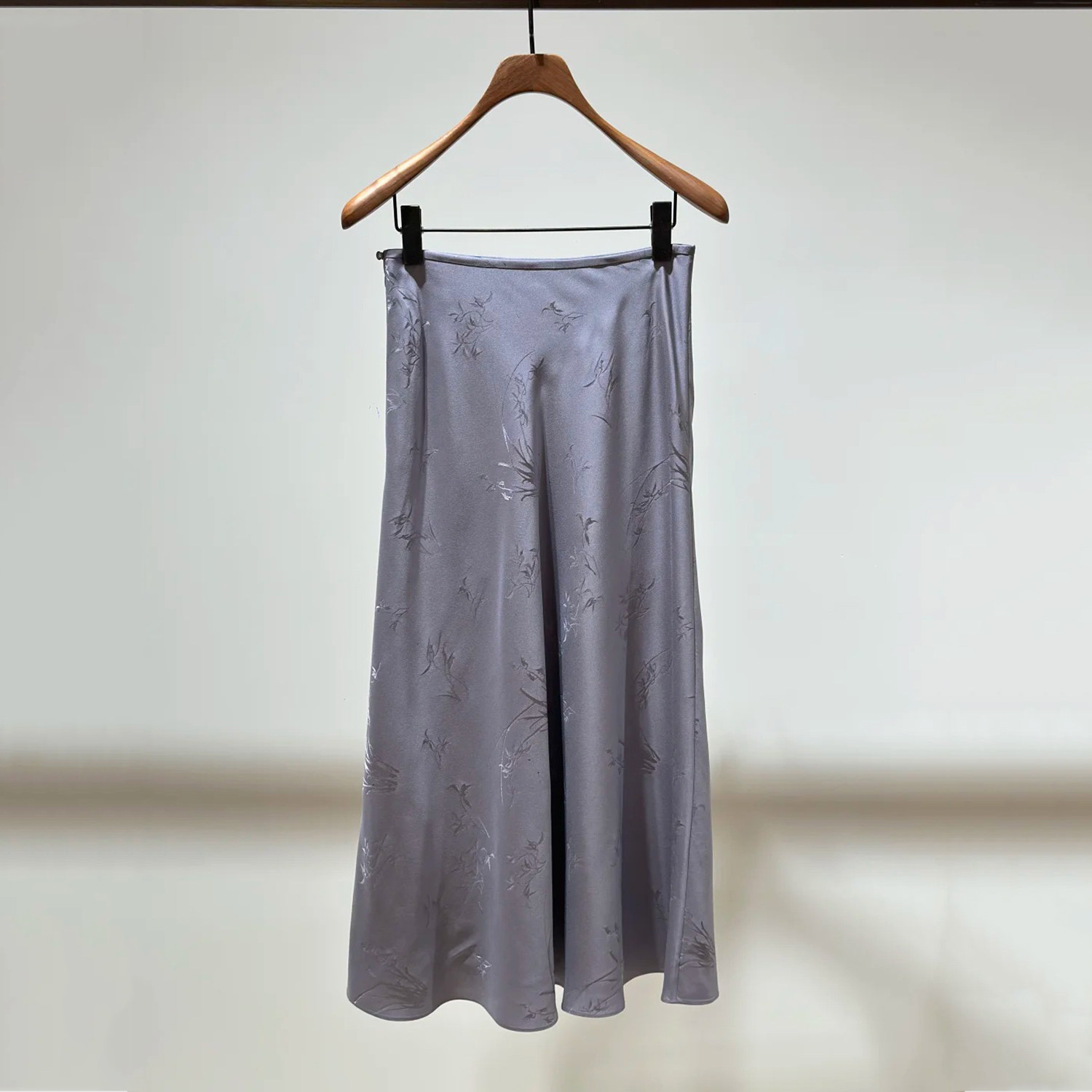 深圳南油高端女装2026春季新款新中式优雅缎面肌理感光泽半身裙女