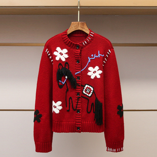 深圳南油高端女装2025冬新款童趣风卡通小马刺绣红色针织毛衣外套