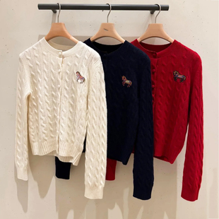 深圳南油高端女装2025冬季新款小马刺绣麻花纹针织开衫女毛衣外套