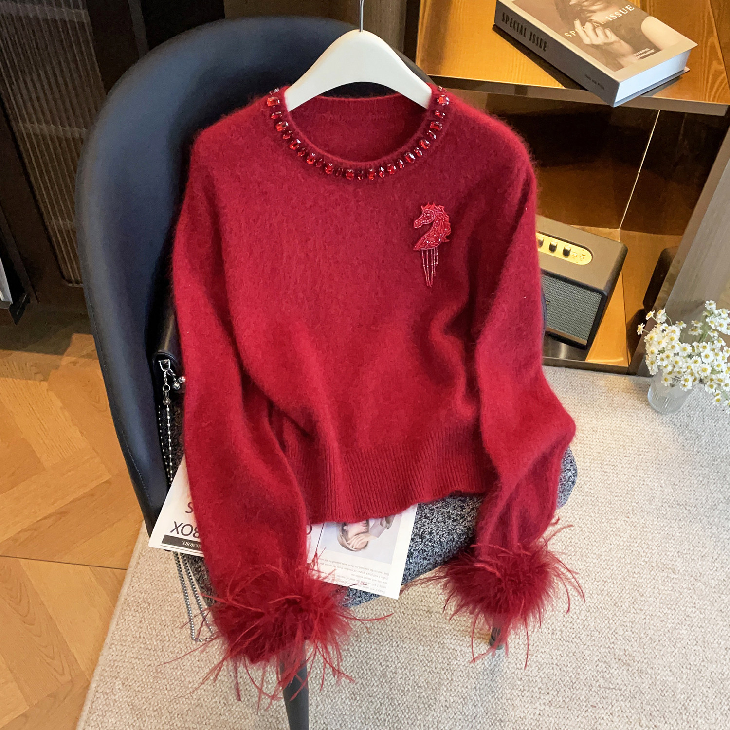 深圳南油高端女装2026春季新款小香风钉珠设计感羽毛袖口针织衫女