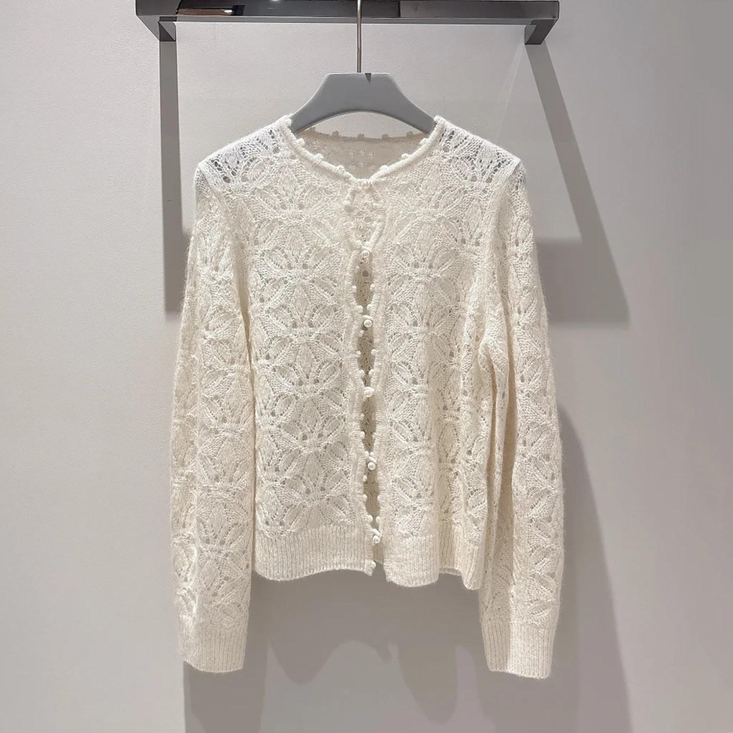 深圳南油高端女装2026春季新款通勤风重工刺绣珍珠镂空针织开衫女