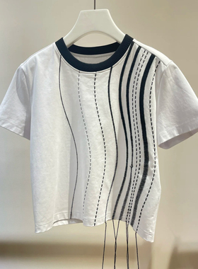 深圳南油高端女装2026春季新款休闲风条纹圆领设计宽松白色短袖女
