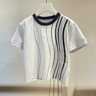 深圳南油高端女装2026春季新款休闲风条纹圆领设计宽松白色短袖女
