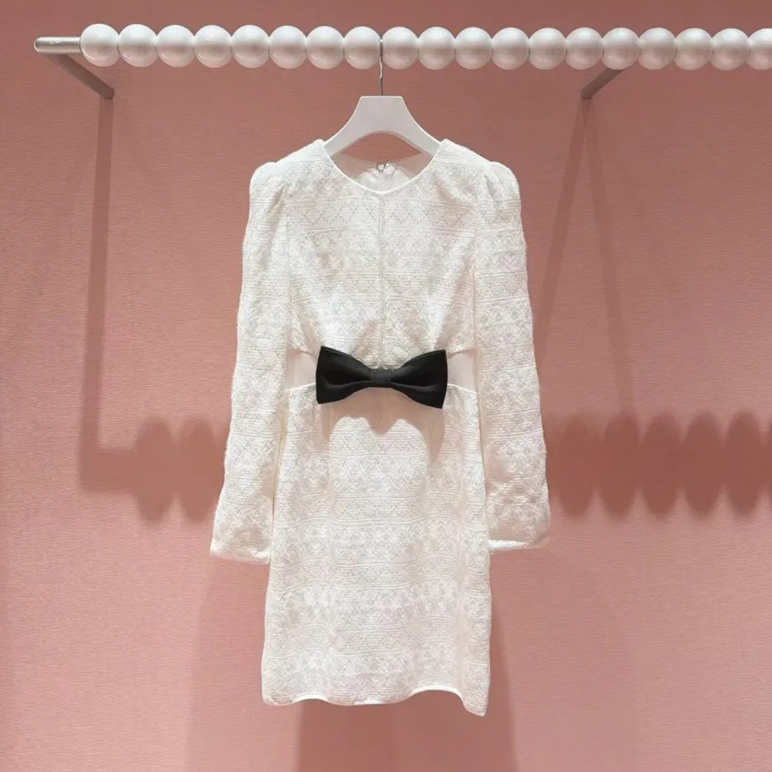 深圳南油高端女装2026春季新款浪漫蕾丝风蝴蝶结腰饰白色连衣裙女