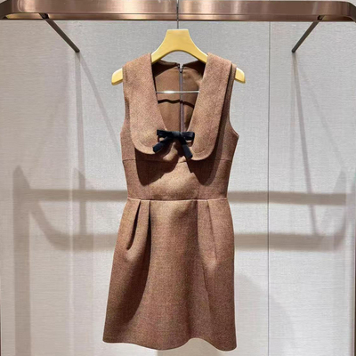 千金风蝴蝶结装饰无袖收腰连衣裙