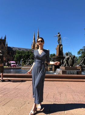 裹小姐2025春夏新款裹身裙旅游藏蓝色V领几何印花一片式连衣裙