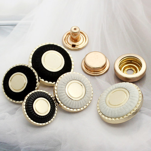 小香风金属植绒四合扣女士