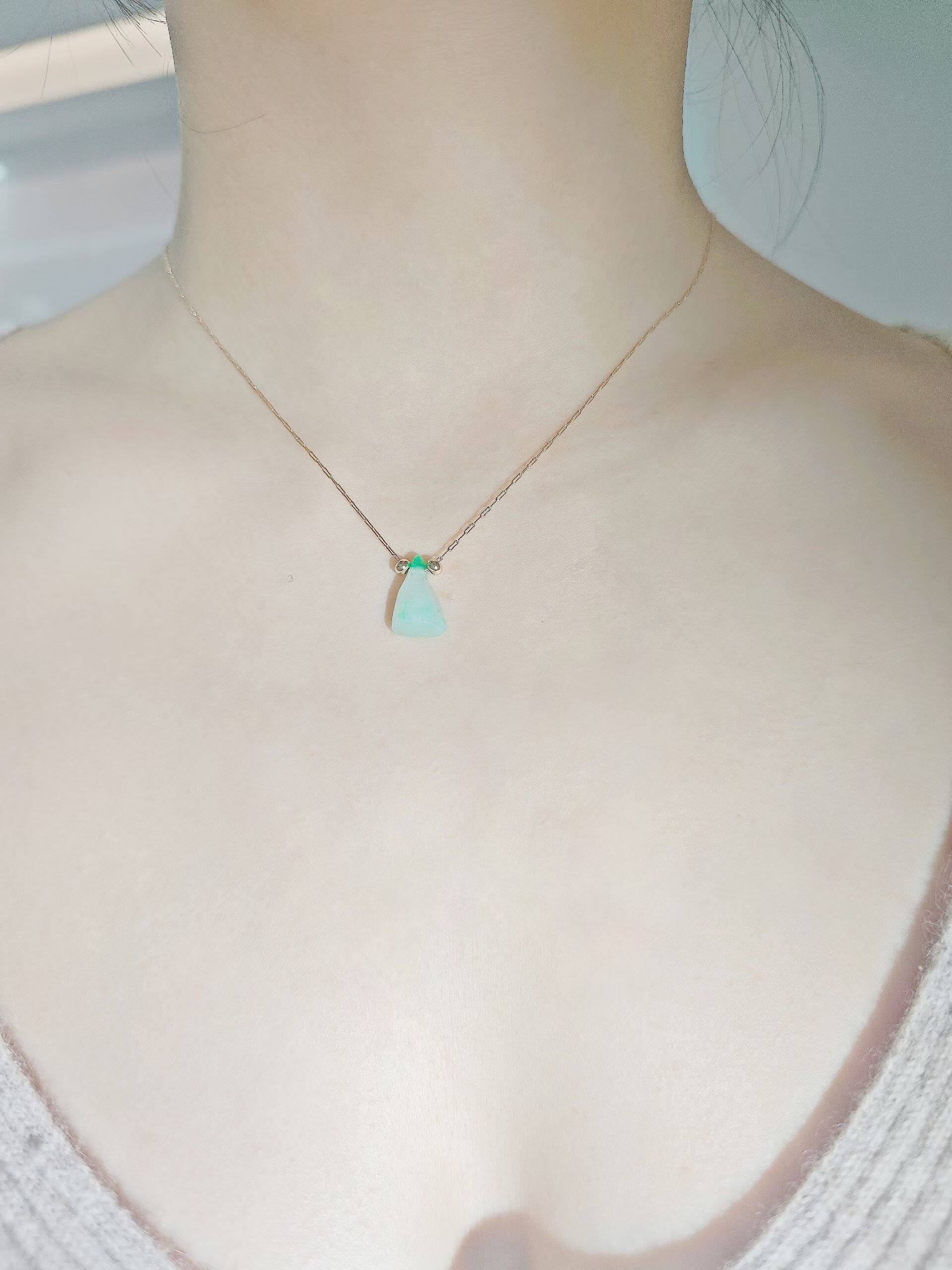正阳绿​纯天然翡翠A货随形小莲蓬吊坠项链。 糯冰种无裂无黑点