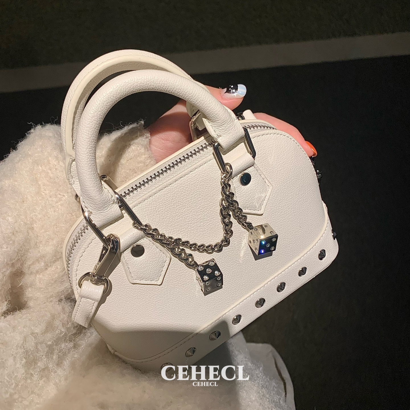 原创设计月光白色闪钻骰子挂饰贝壳包2026新款超火手提包女高级感,箱包皮具/热销女包/男包,小方包,淘宝优惠券,粉丝福利购,淘宝优惠卷