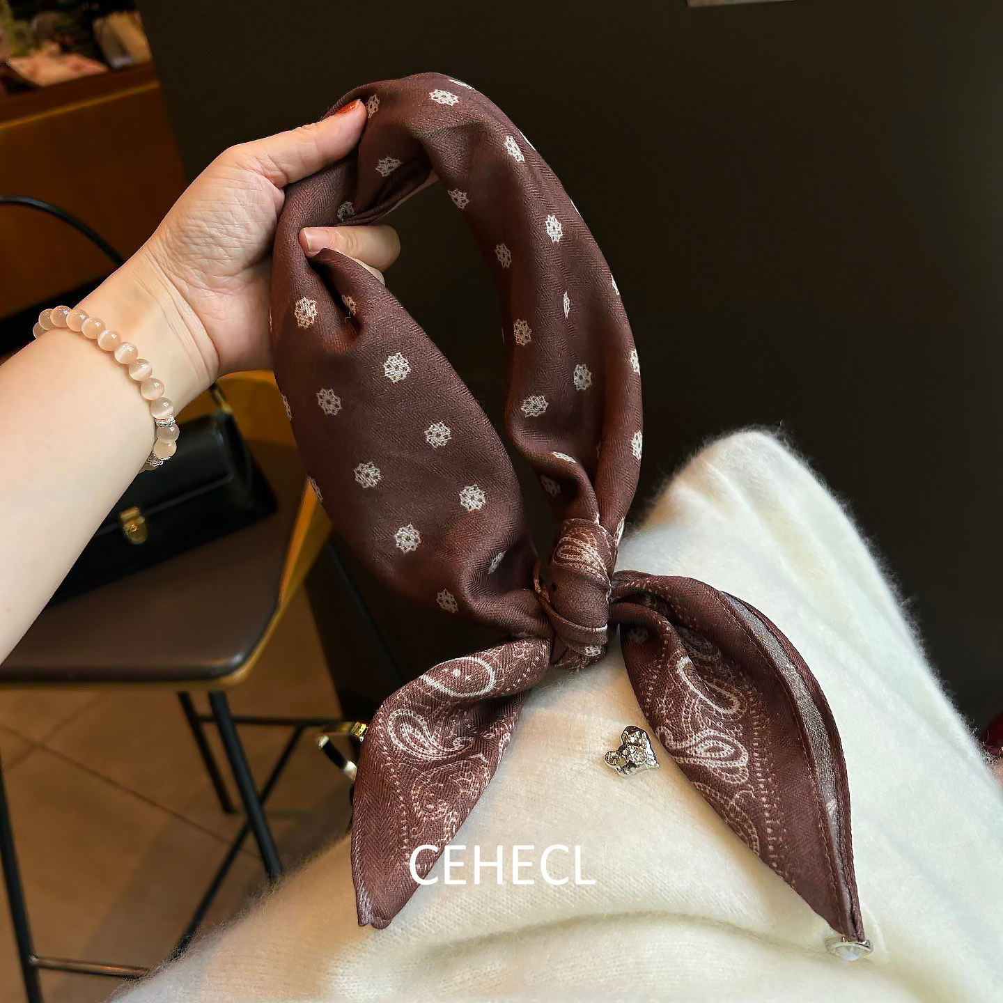 赛赫琳老钱中古风围巾女秋季高级感时尚气质领巾咖啡色波点小方巾,服饰配件/皮带/帽子/围巾,围巾/丝巾/披肩,淘宝优惠券,粉丝福利购,淘宝优惠卷