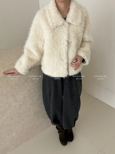 1350冬季新款韩版翻领宽松牛角扣皮毛一体女短款保暖毛毛外套上衣